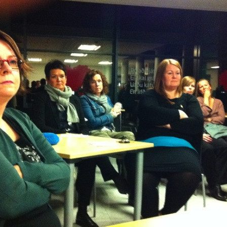 Fundarkonur hlýða áhugasamar á kynningu Ingibjargar