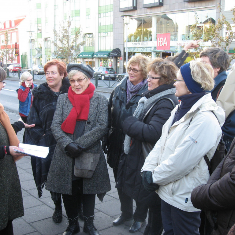Við styttuna að vatnsbera Ásmundar Sveinssonar