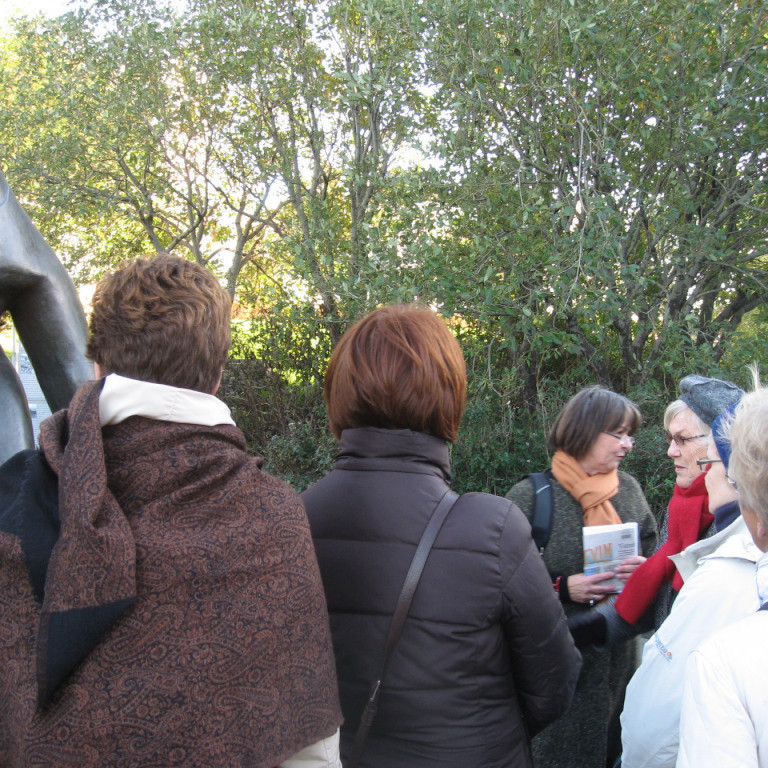 Við syttuna af Vatnsberanum