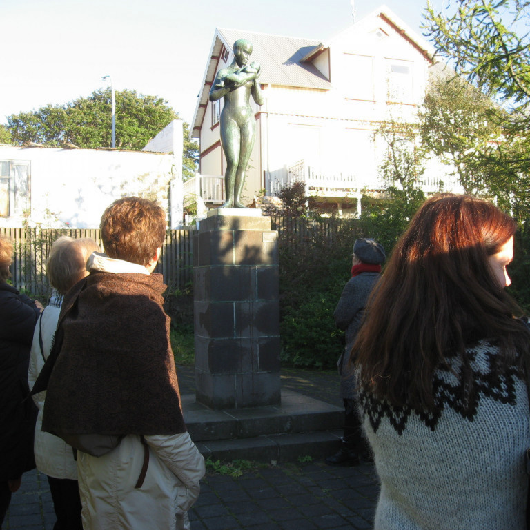 Við styttuna Móðurást eftir Nínu Sæmundsson