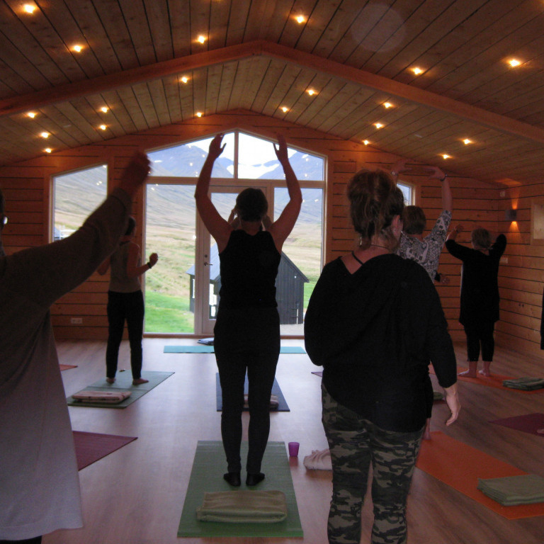 Í yoga á Klængshóli