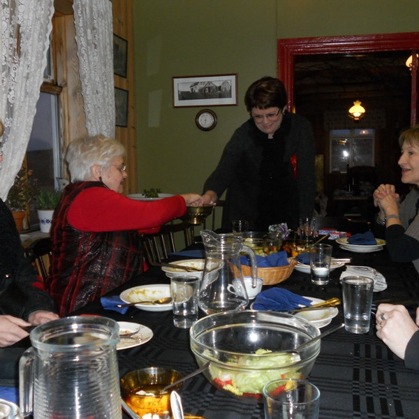 Helga Guðmarsdóttir dregur í happdrættinu