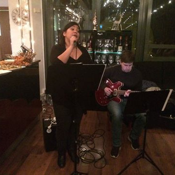Díana Monzon og Högni Þorsteinsson léku fyrir okkur nokkur jólalög