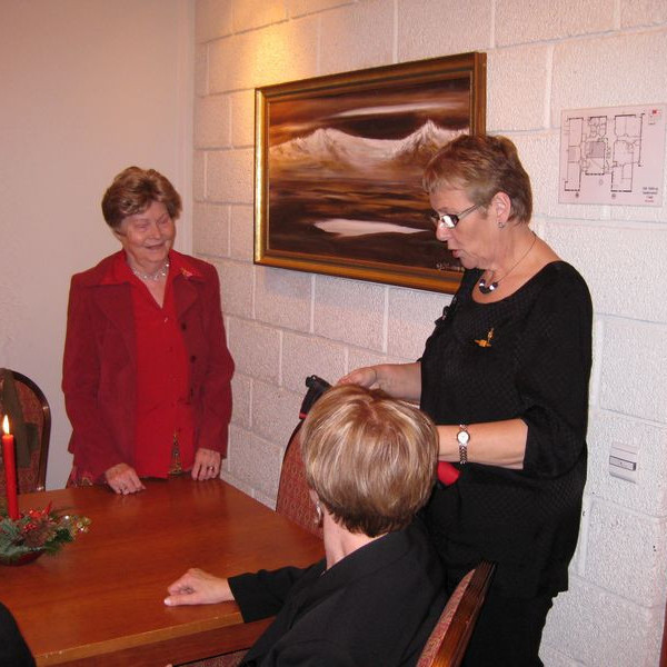 Margrét Albertsd. varð áttræð í ágúst 2009 og fær smá gjöf frá Betasystrum í tilefni af því!