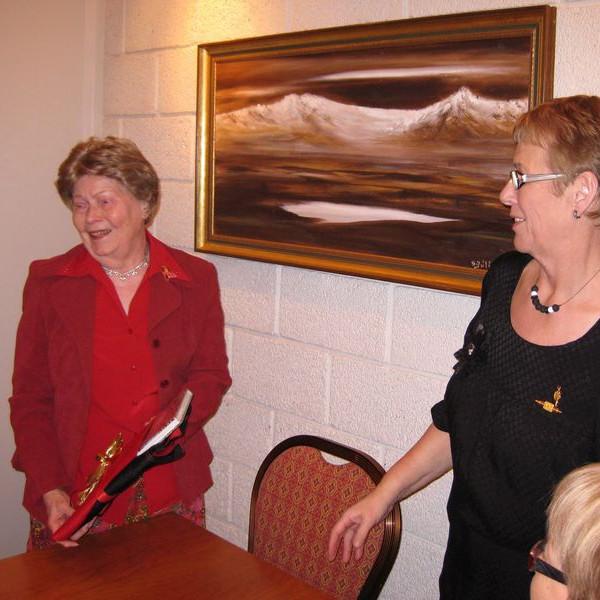 Afmælisbarnið með gjöfina!!