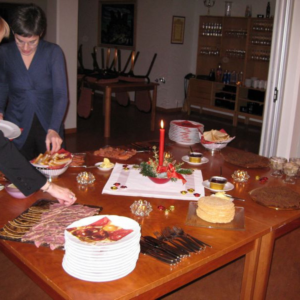 Veitingarnar komnar á borðið... glæsilegt að vanda!!