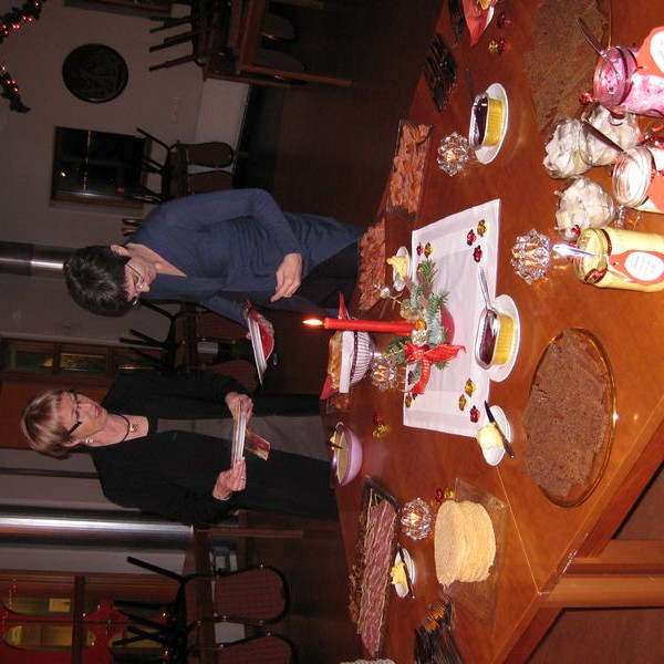 Veitingarnar komnar á borðið... glæsilegt að vanda!!