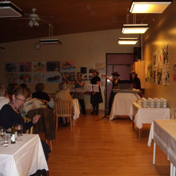 Zetasystur skemmtu með söng og leik