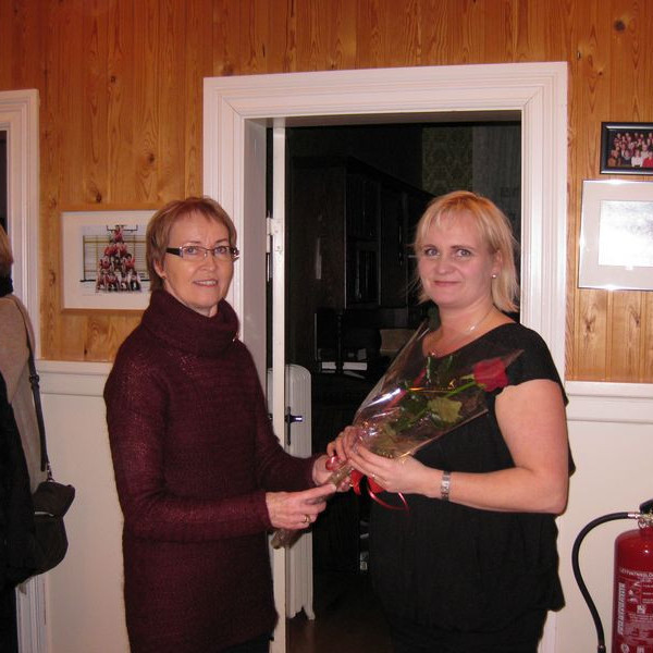 Brynísi þakkað fyrir erindið með tákni samtakanna, rósinni.