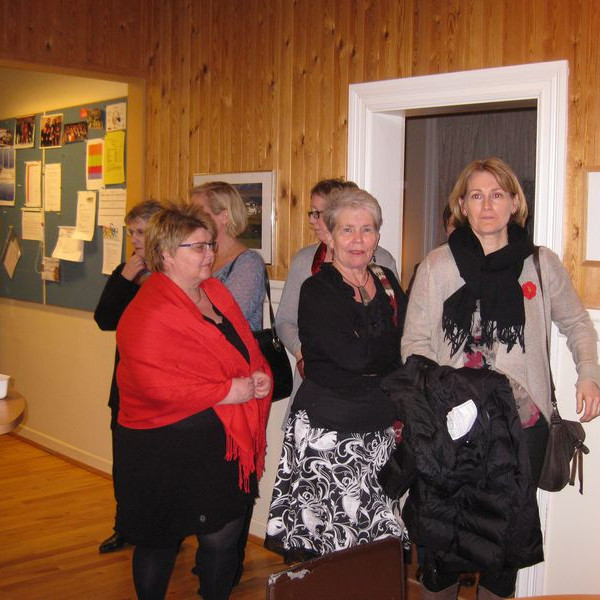 Betasystur búnar að hlýða á fyrirlestur Bryndísar Óskarsdóttur í Skjaldarvík... og nú er það kaffið....