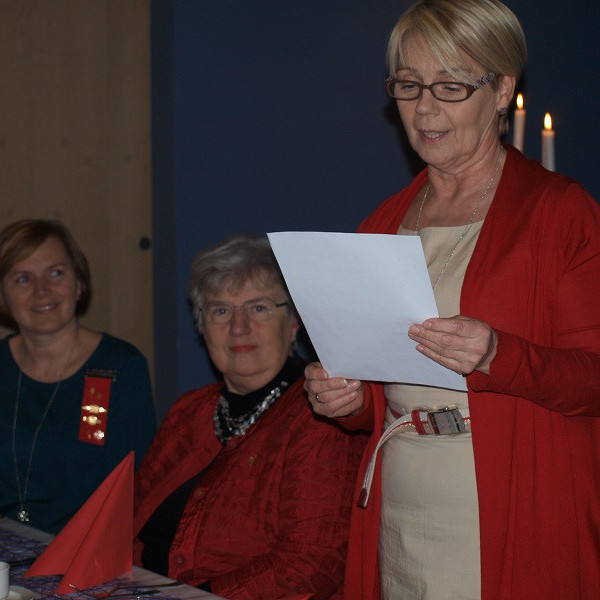 Inga María, formaður Þetadeildar,  setur fundinn