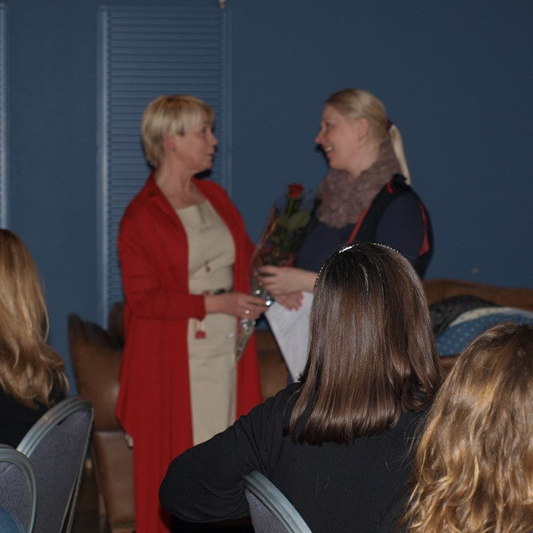 Inga María færir Bryndísi rós fyrir sitt framlag