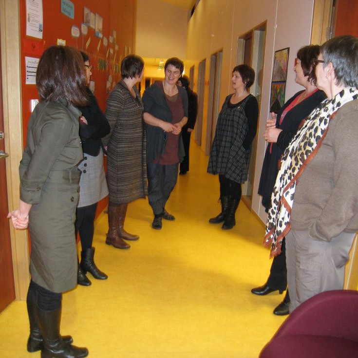 zetakonur_skodudu_skolann_a_faskrudsfirdi_undir_leidsogn_lineikar_skolastjora