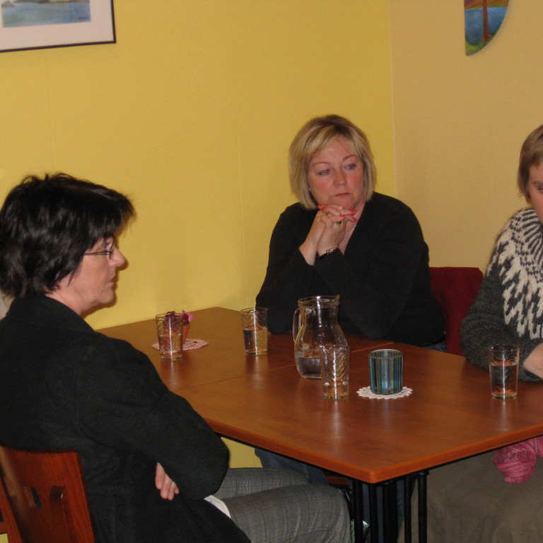Frá fundi á kaffihúsinu Hjá Marleen á Reyðarfirði í byrjun maí 2008.