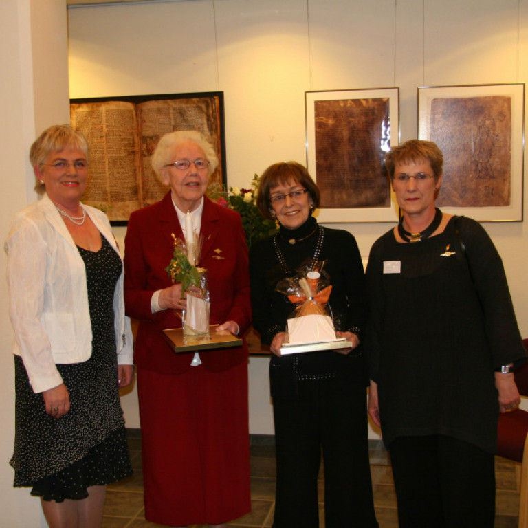 Frá afhendingu heiðursverðlauna á 30. ára afmælinu. Frá vinstri talið eru: Ingibjörg Einarsdóttir, Þuríður Kristjánsdóttir, Guðrún Helgadóttir og Anna Þóra Baldursdóttir