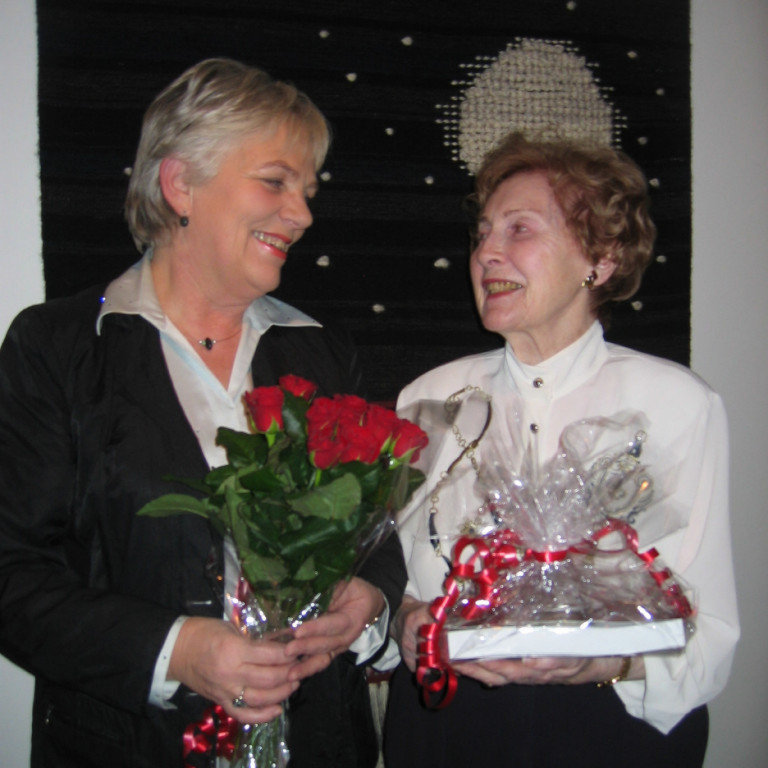 Ingibjörg Einarsdóttir landssambandsforseti afhendir Guðrúnu Vigfúsdóttur, vefnaðarkennara, þakklætisvott fyrir höfðinglega gjöf sem hún gaf félagskonum í tilefni af 30 ára afmæli samtakanna. Gjöfin var bókin: Við vefstólinn, sem fjallar um starfsvettvang Guðrúnar í hálfa öld og segir þar frá lifandi vefnaðarlist í máli og myndum.