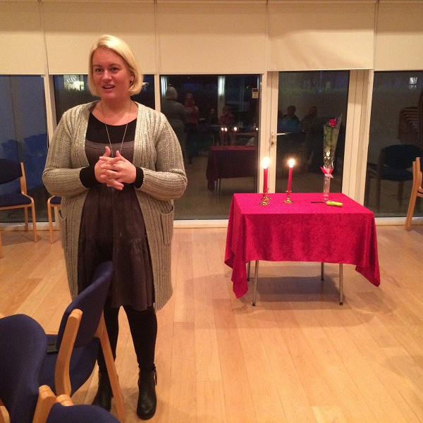 Séra Erla Guðmundsdóttir tók á móti okkur og sagði frá starfi sínu sem kvenprestur í Keflavíkursókn