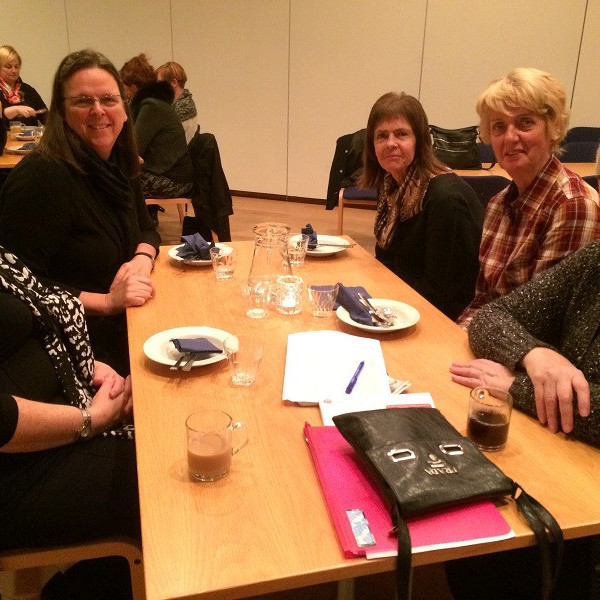 Láru líst ekkert á það sem Hulda Björk er að segja