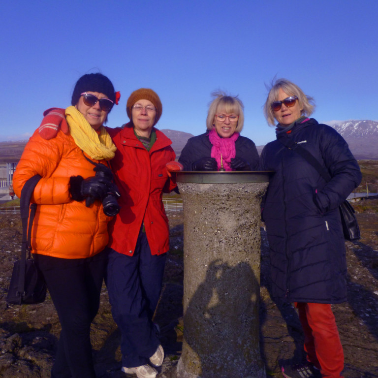 Við útsýnisskífuna. Sísi, Rósa Marta, Guðrún og Erna horfa á Botnssúlur, Ármannsfellið og Skarðsheiði.