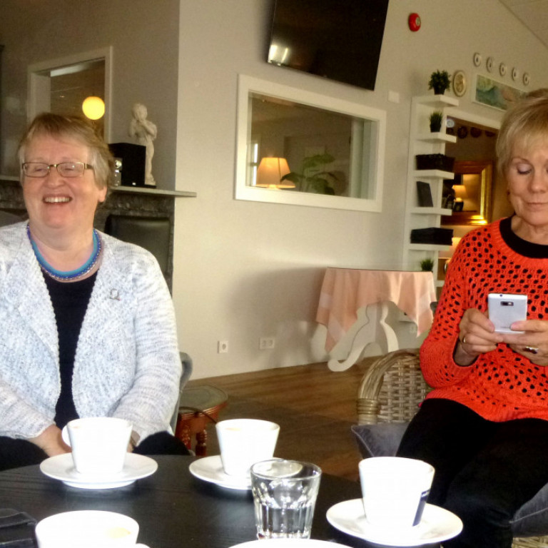 Elínborg og Björg undirbýr myndatöku á símann sinn.