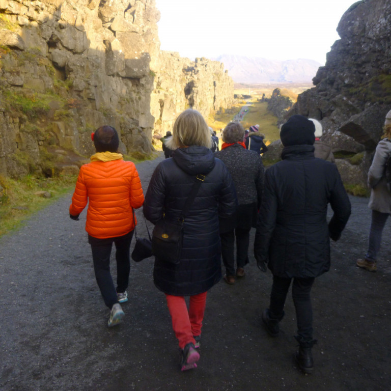 Gengið niður Almannagjá.