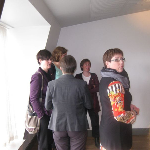 Í hádegishléi voru málin rædd og vinabönd treyst.