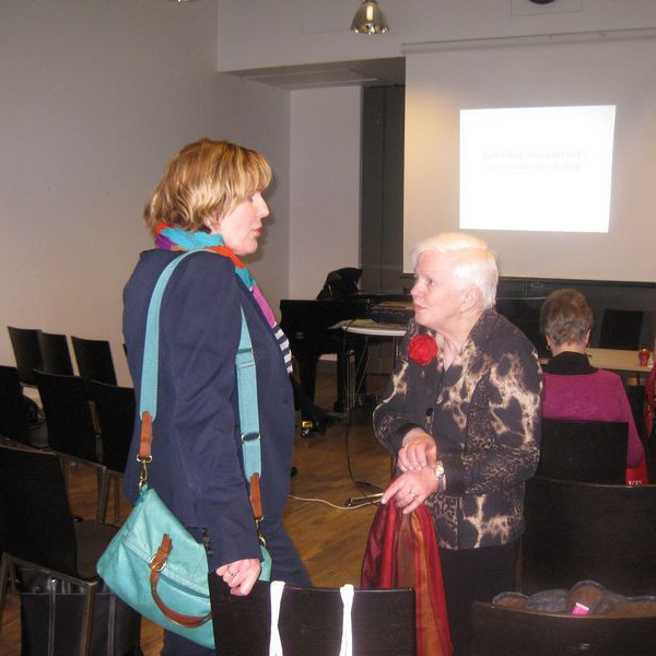 Í hádegishléi voru málin rædd og vinabönd treyst.