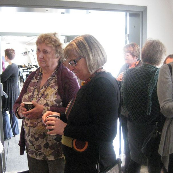 Í hádegishléi voru málin rædd og vinabönd treyst.