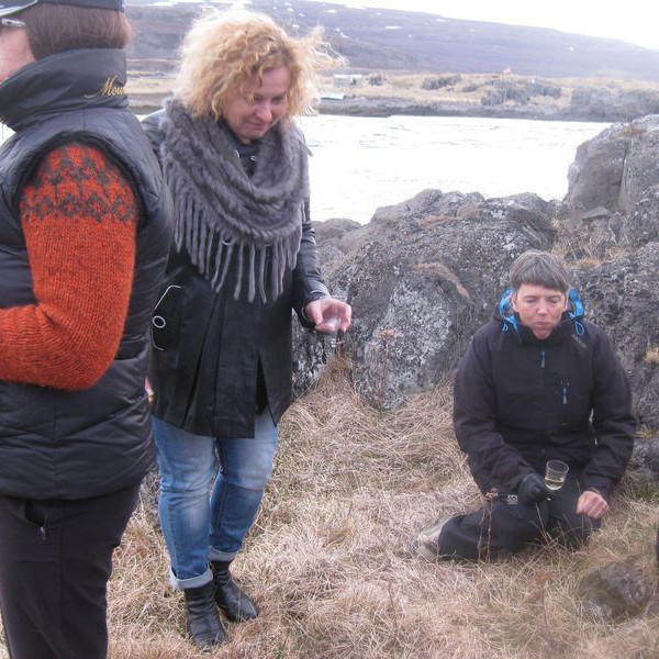 Nestispása í Mjóafirði við Ísafjarðardjúp. Það er ekki miklum hlýjindum fyrir að fara.