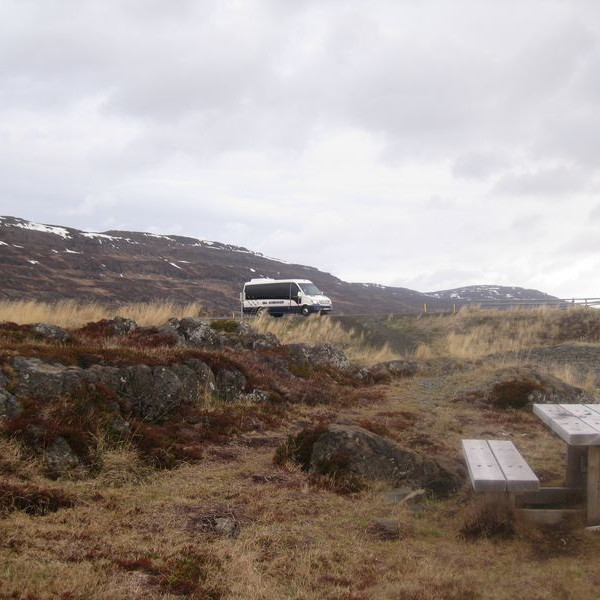 Rútan bíður eftir okkur.