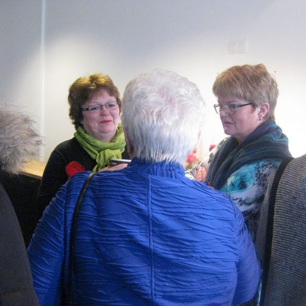 Spjallað í hádegishléi.