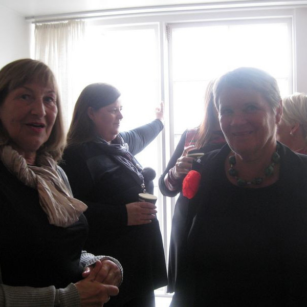 Spjallað í hádegishléi.