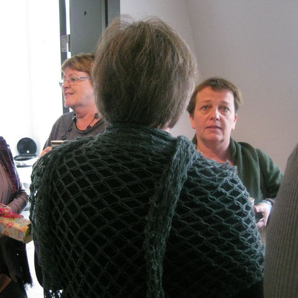 Spjallað í hádegishléi.