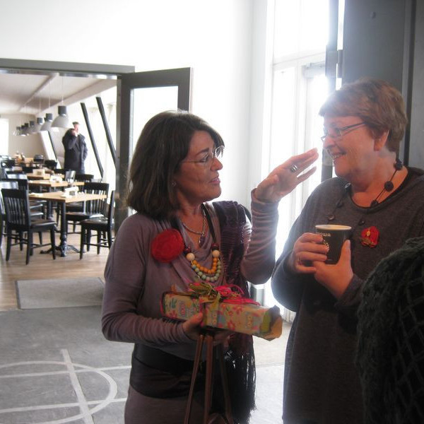 Spjallað í hádegishléi.