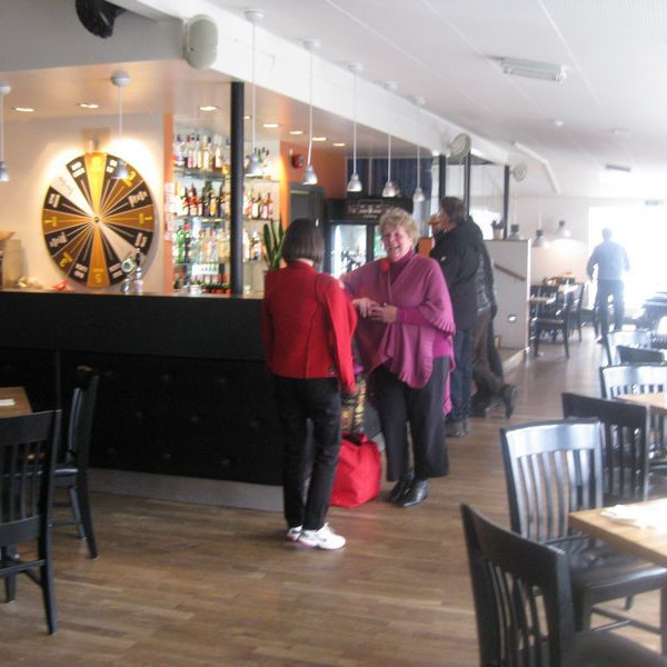 Spjallað í hádegishléi.