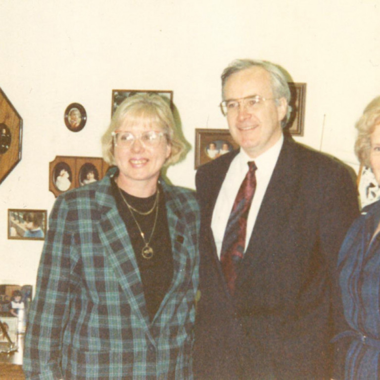 Sjöfn Sigurbjörnsdóttir og Sigríður Valgeirsdóttir í apríl 1990 með forseta borgarstjórnar Chicago. Sjöfn var boðið að halda aðalræðu á þingi DKG Illinoise sem haldið var í St. Louis, Missouri.