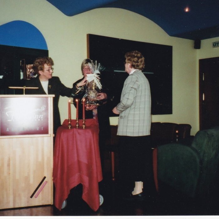 Magnea frá Kleifum heiðruð. Frá vinstri: Helga Thorlacius formaður Betadeildar, Margrét Björgvinsdóttir og Magnea frá Kleifum