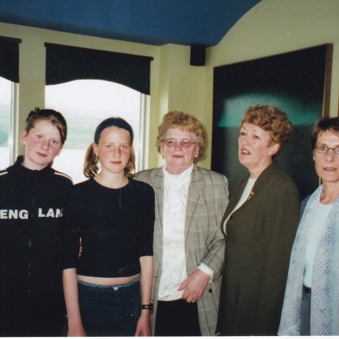 Barnabörn Magneu frá Kleifum, Magnea, Helga Thorlacius og Anna Þóra Baldursdóttir