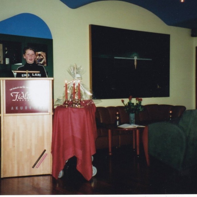 Barnabarn Magneu flytur ávarp.