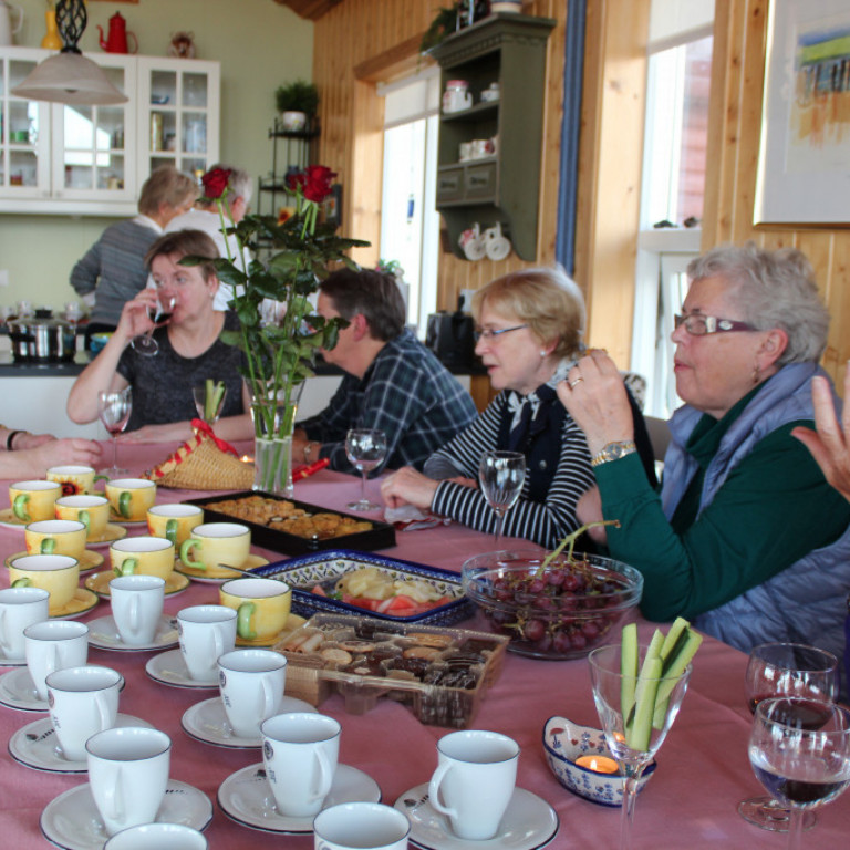 Borð hlaðið kræsingum sem Hertha og Ingibjörg Einarsdóttir sáu um.