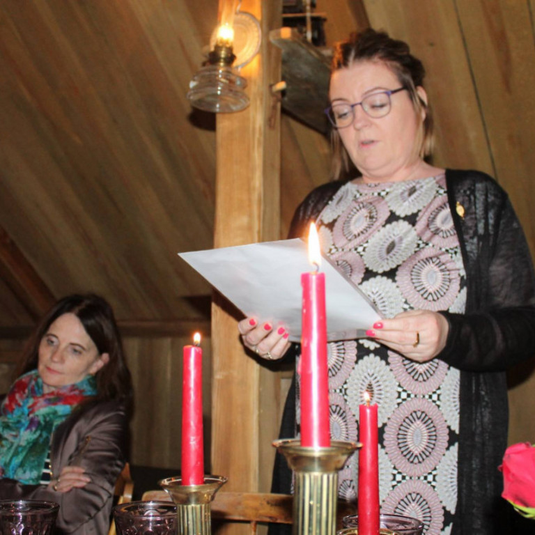 Margrét Björg les upp markmið DKG.