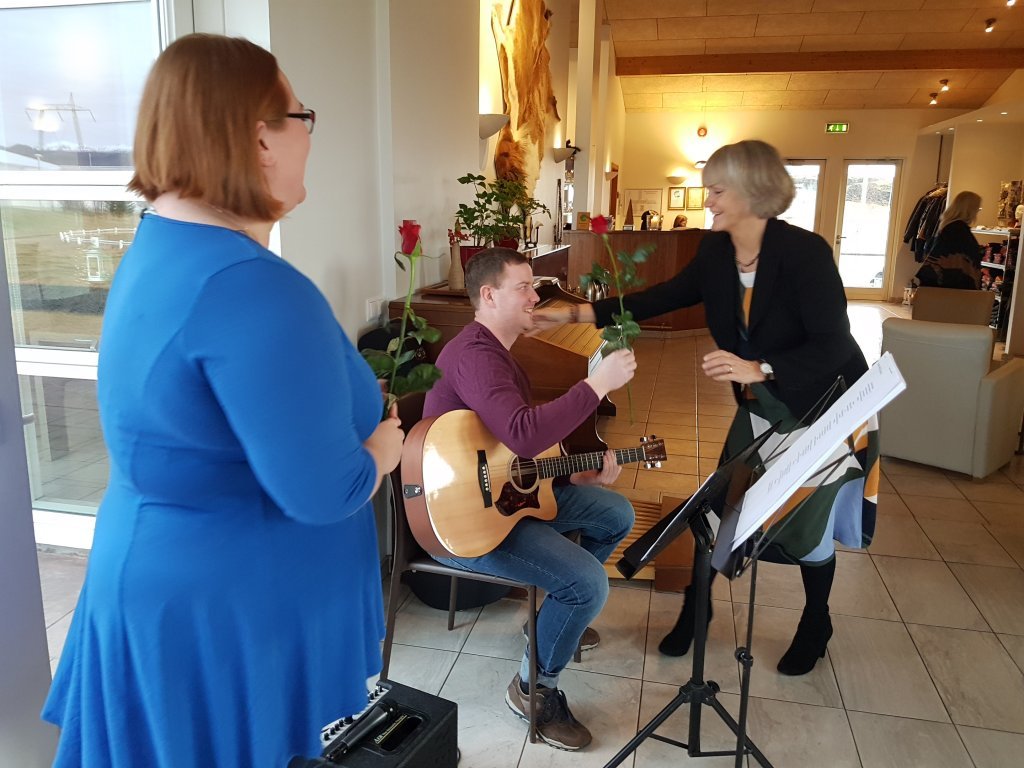 Erna afhendir skemmtikröftunum rósir.