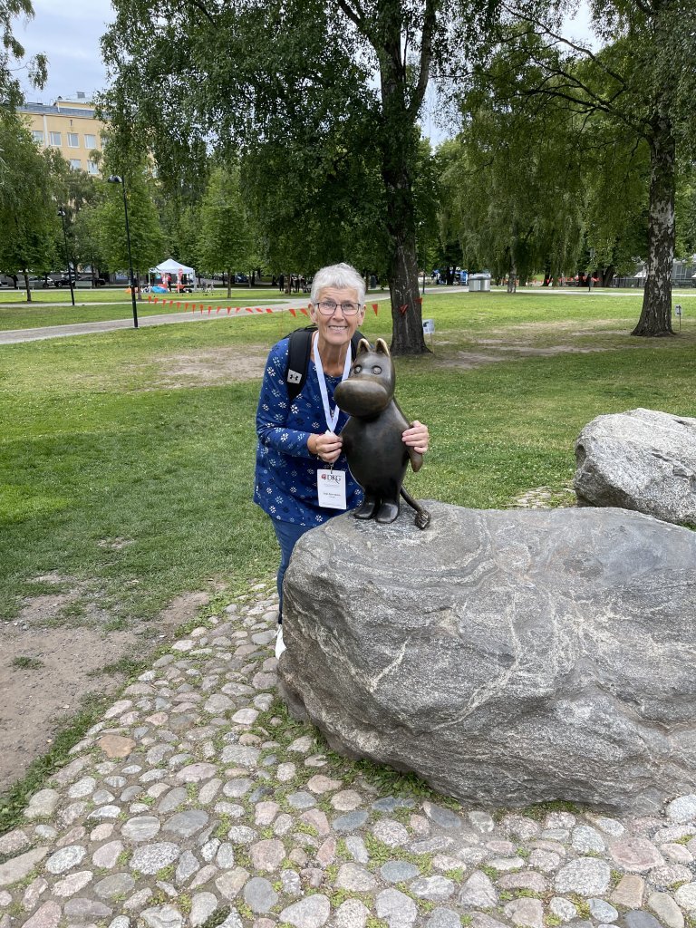 Við Múmínstyttuna í garðinum