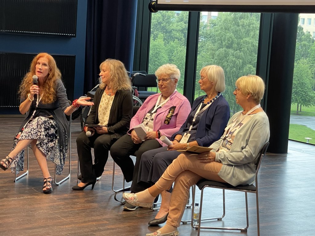Pallborð að ræða sjálfbæra þróun í skólastarfi. Debbie LeBlanc, Nita Scott, Sigrún Klara Hannesdóttir, Astrid H. Bie Skaaland og Gitta Franke-Zöllme