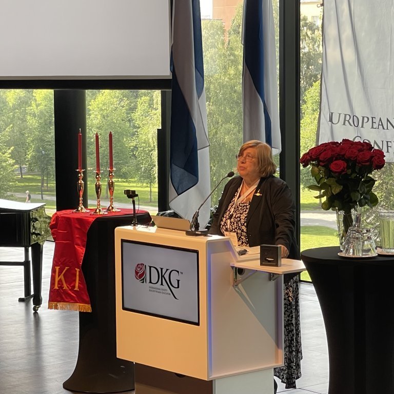 Evrópuforsetinn Marie-Antoinette de Wolf setur þingið