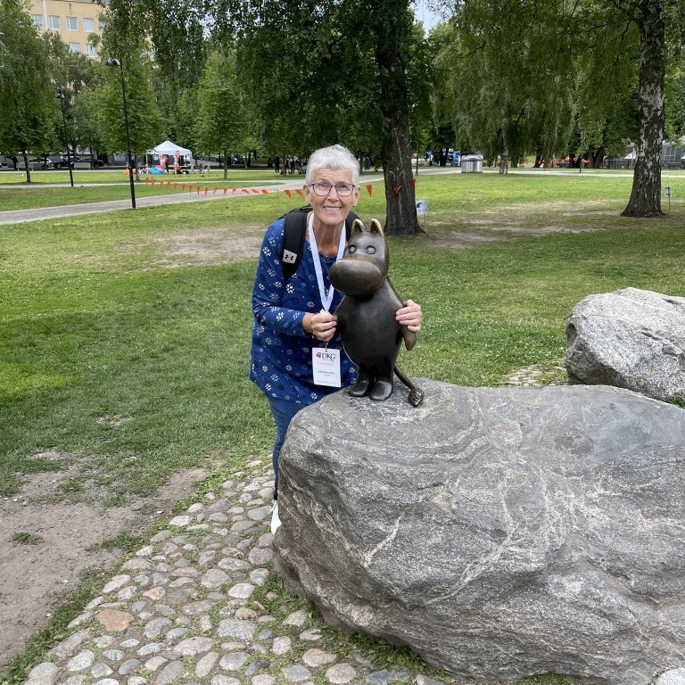 Við Múmínstyttuna í garðinum