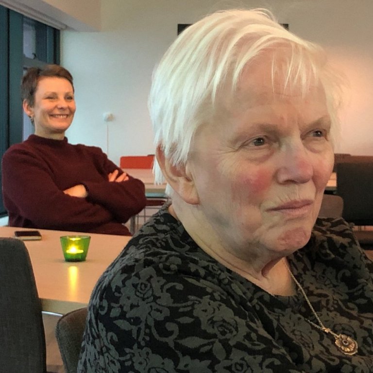 Stella og Fríða í baka til