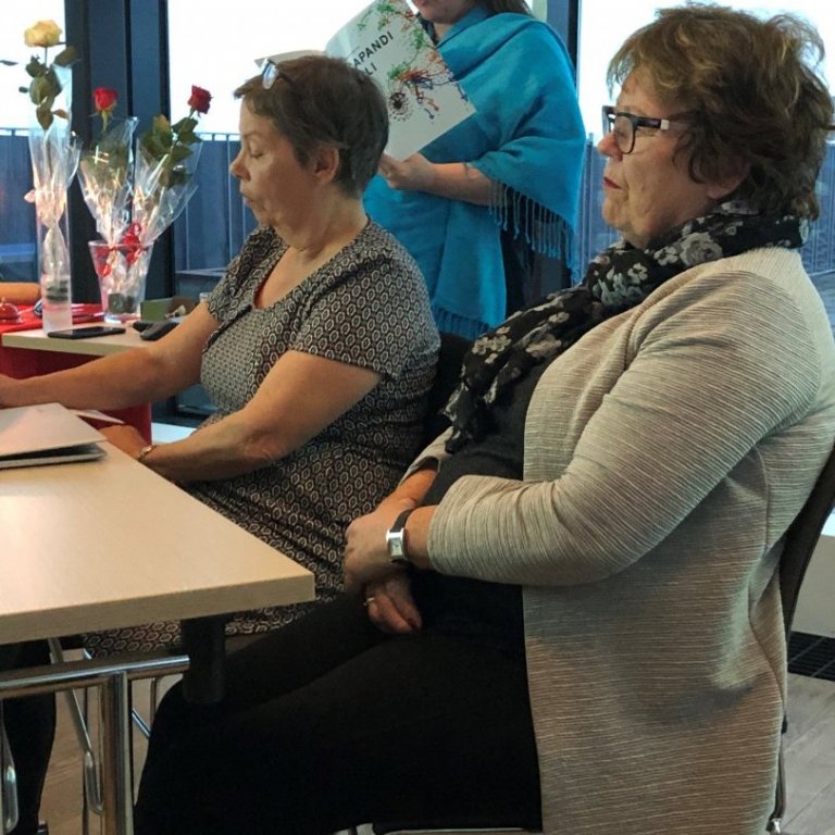 Hildur S. ritar og Helga H. hlustar