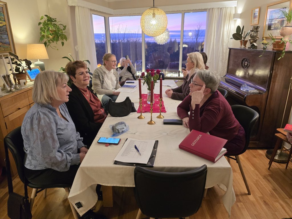 Dásamlegt að sitja við borðstofuborðið í Laugaskarði.