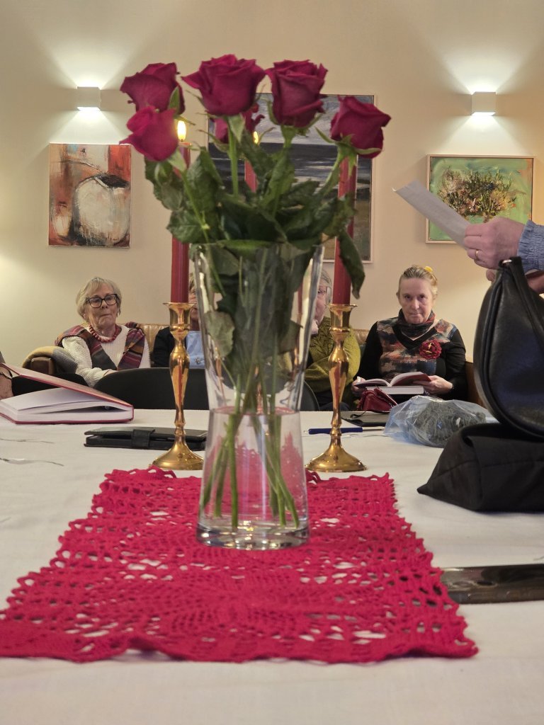 Rauðar rósir og kerti vináttu, trúmennsku og hjálpsemi.